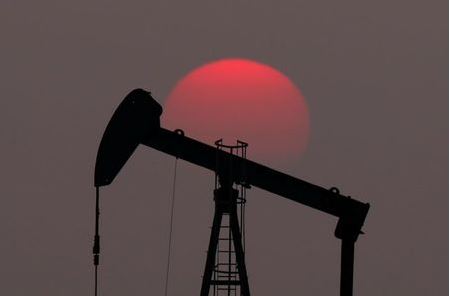 The sun sets behind an oil pump outside Saint-Fiacre, near Paris, France March 28, 2019. REUTERS/Christian Hartmann