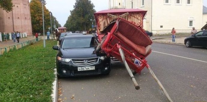 Если в вас врезается телега, то это ДТП, а если телега без лошадей? авто, автомобилисты, морю, нелепые фото, прикол, случаи, фото