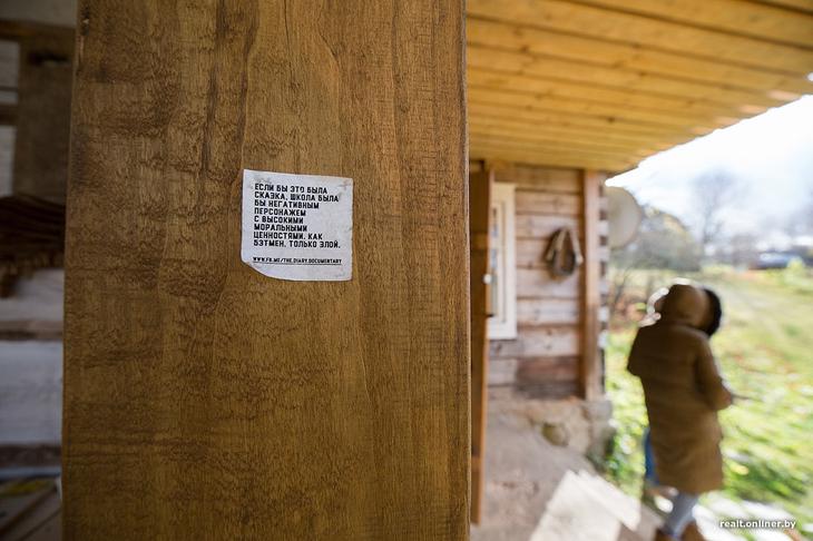 «Вложил сюда все свои сбережения». Как один человек возрождает деревню на Голубых озерах 