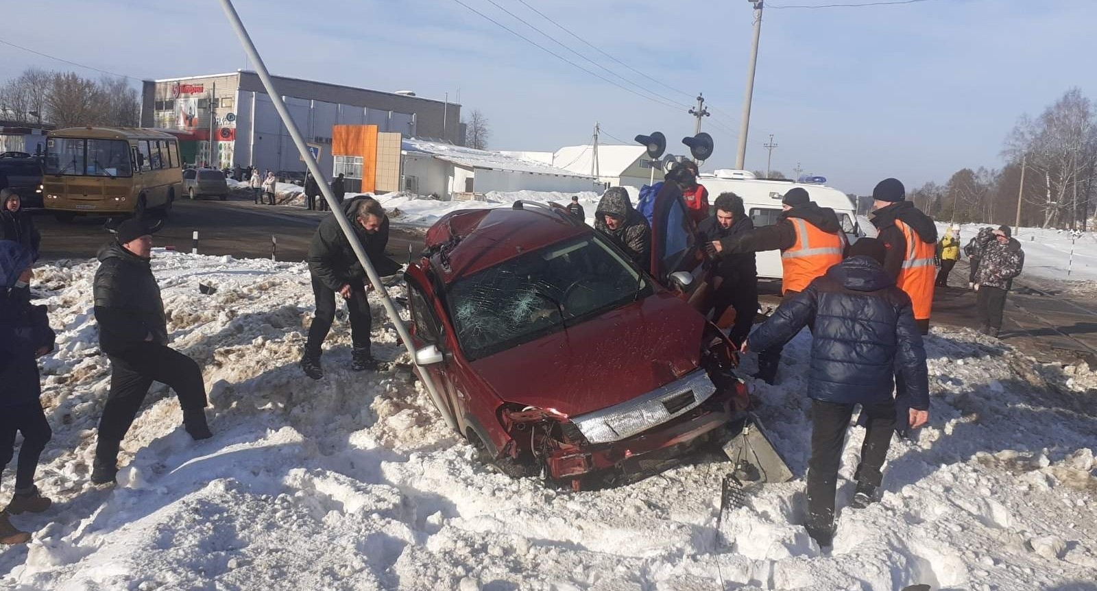 Ласточка сбила машину на переезде