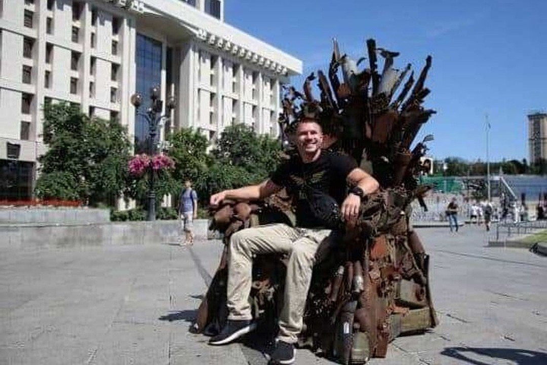 Украинцы радостно позируют на «Железном троне Востока» из техники, бомбившей Донбасс 