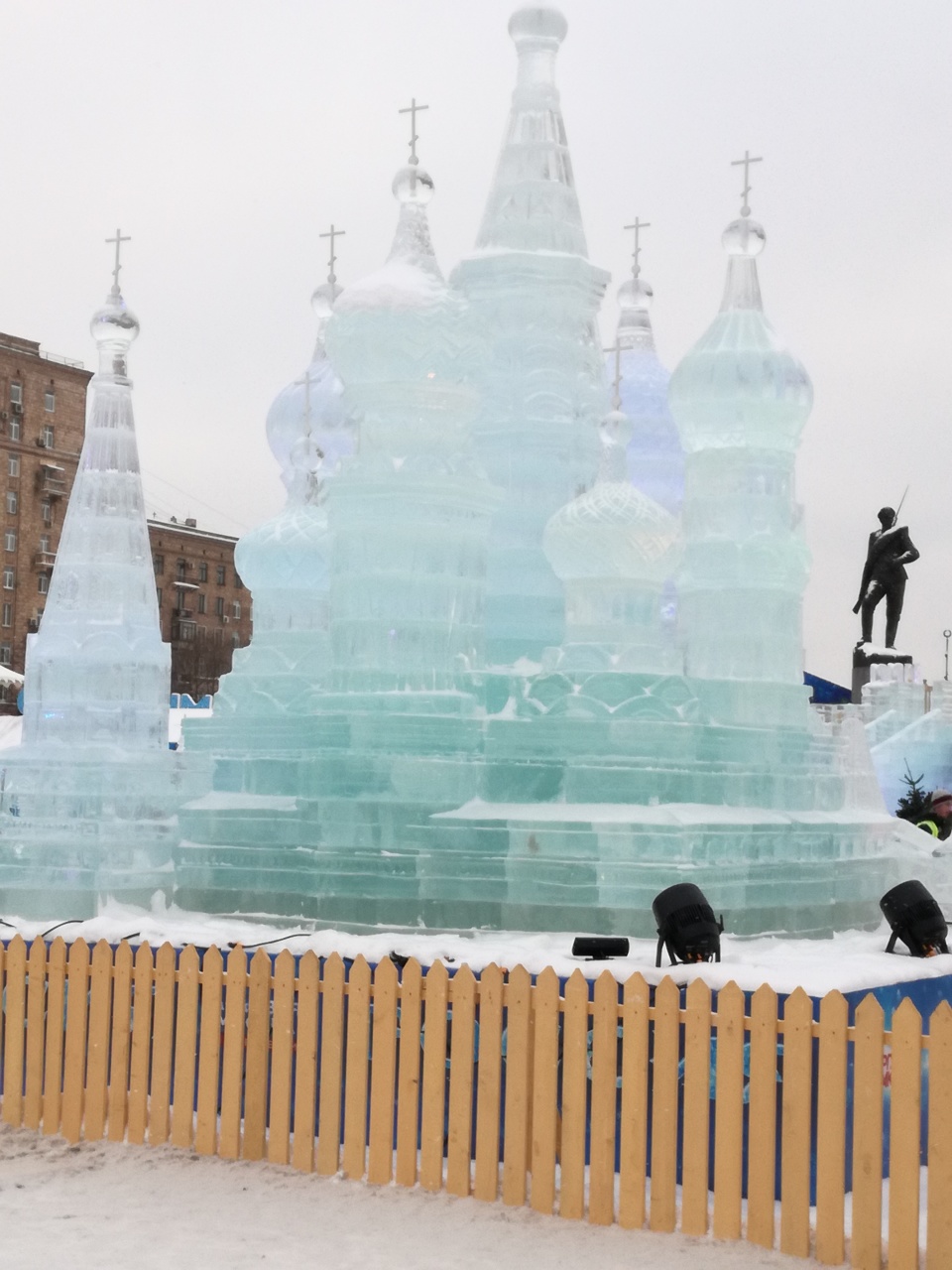 ледяные фигуры в москве на поклонной горе