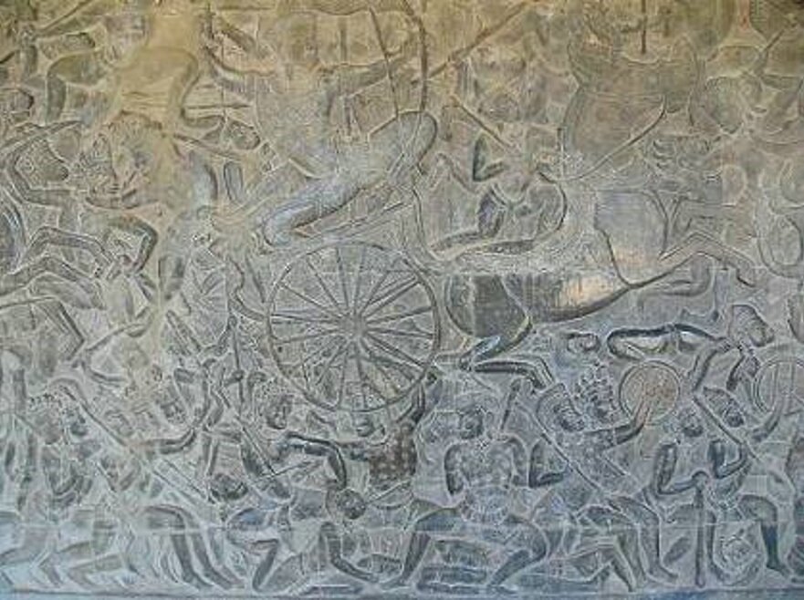 Колесница на поле битвы. Барельеф на стене индуистского храма, изображающий сцену из Рамаяны.