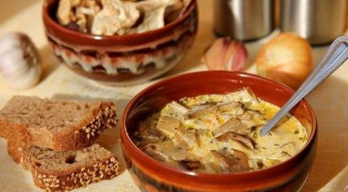 Ароматный грибной суп из сушеных грибов с сыром — божественно вкусно.