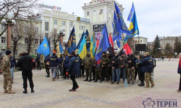 «Правосеки» напали на "Сбербанк" в Тернополе