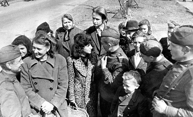 «Как мы ждали русских». Рассказ 22-летней немки, жившей в Берлине в 1945-м апреля, солдат, подвале, Берлине, Красной, немки, улицы, семей, несколько, скрывались, моменту, Герды, кроме, подвал, осмотрел, русский, неожиданно, показался, проеме, распахнулась