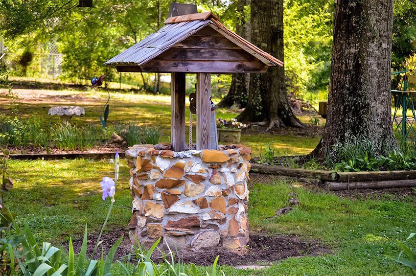 Колодезный домик над источником воды выполняет защитные и&nbsp;декоративные функции.-11