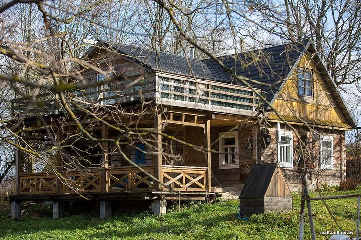 «Вложил сюда все свои сбережения». Как один человек возрождает деревню на Голубых озерах 