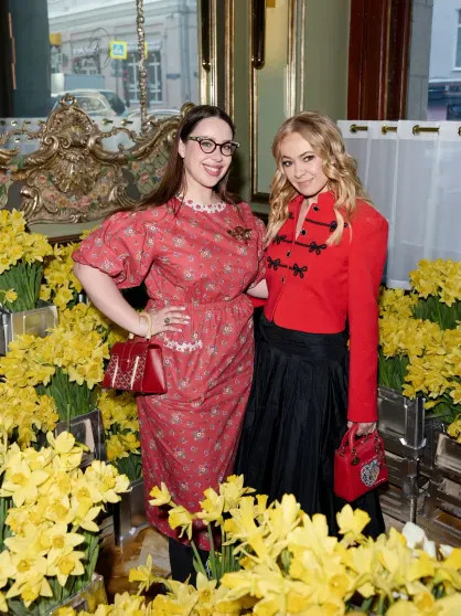 Алёна Ахмадуллина, Наташа Королёва и Алексей Жидковский на масленичных гуляньях 