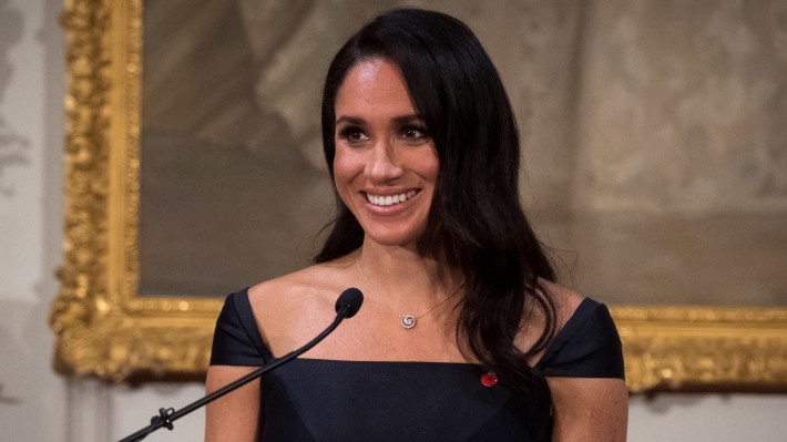 Меган Маркл в свободном платье спровоцировала слухи о третьей беременности