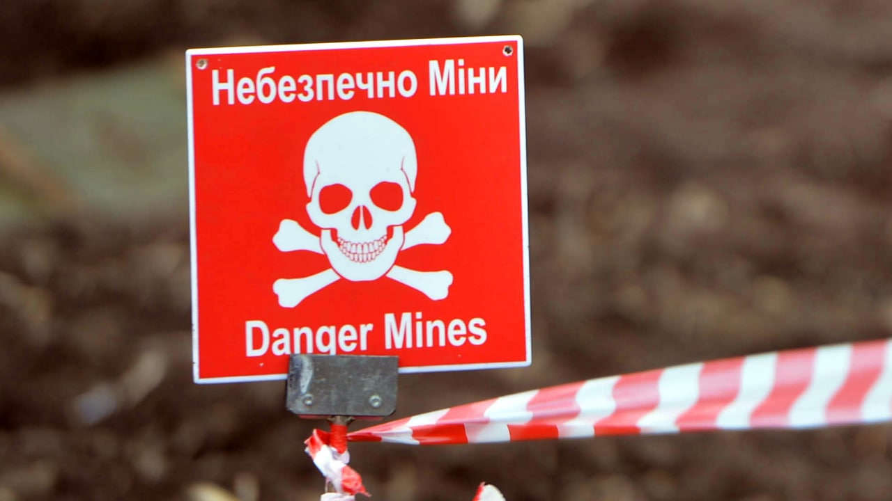 Одесситы продолжают отдыхать на пляжах, несмотря на заложенные в песке мины Украина