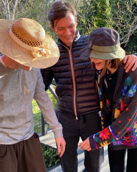 По парам: Иван Янковский и Диана Пожарская, Лиза Янковская и Александр Паль отметили Пасху вместе По парам: Иван Янковский и Диана Пожарская, Лиза Янковская и Александр Паль отметили Пасху вместе Звезды,Звездные пары