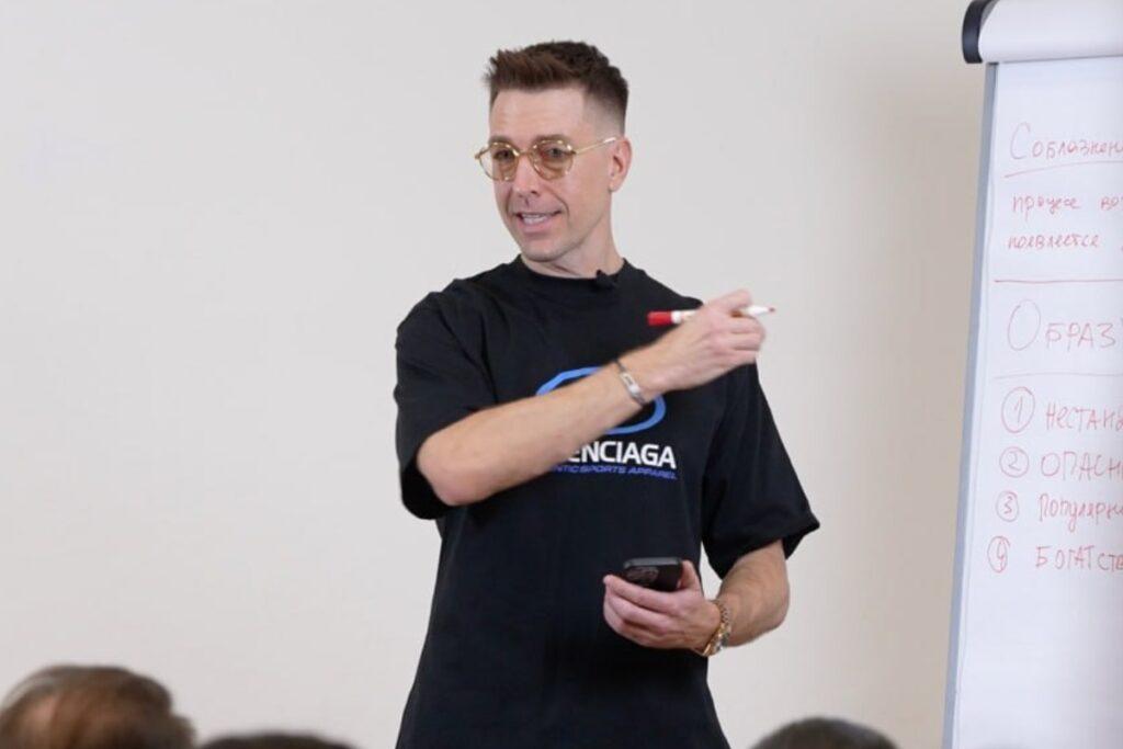 Суд запретил курсы пикап-коуча Алекса Лесли