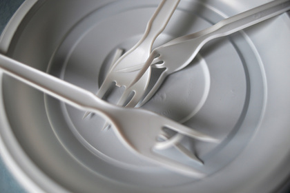 В правительстве России предложили запретить пластиковую посуду и трубочки