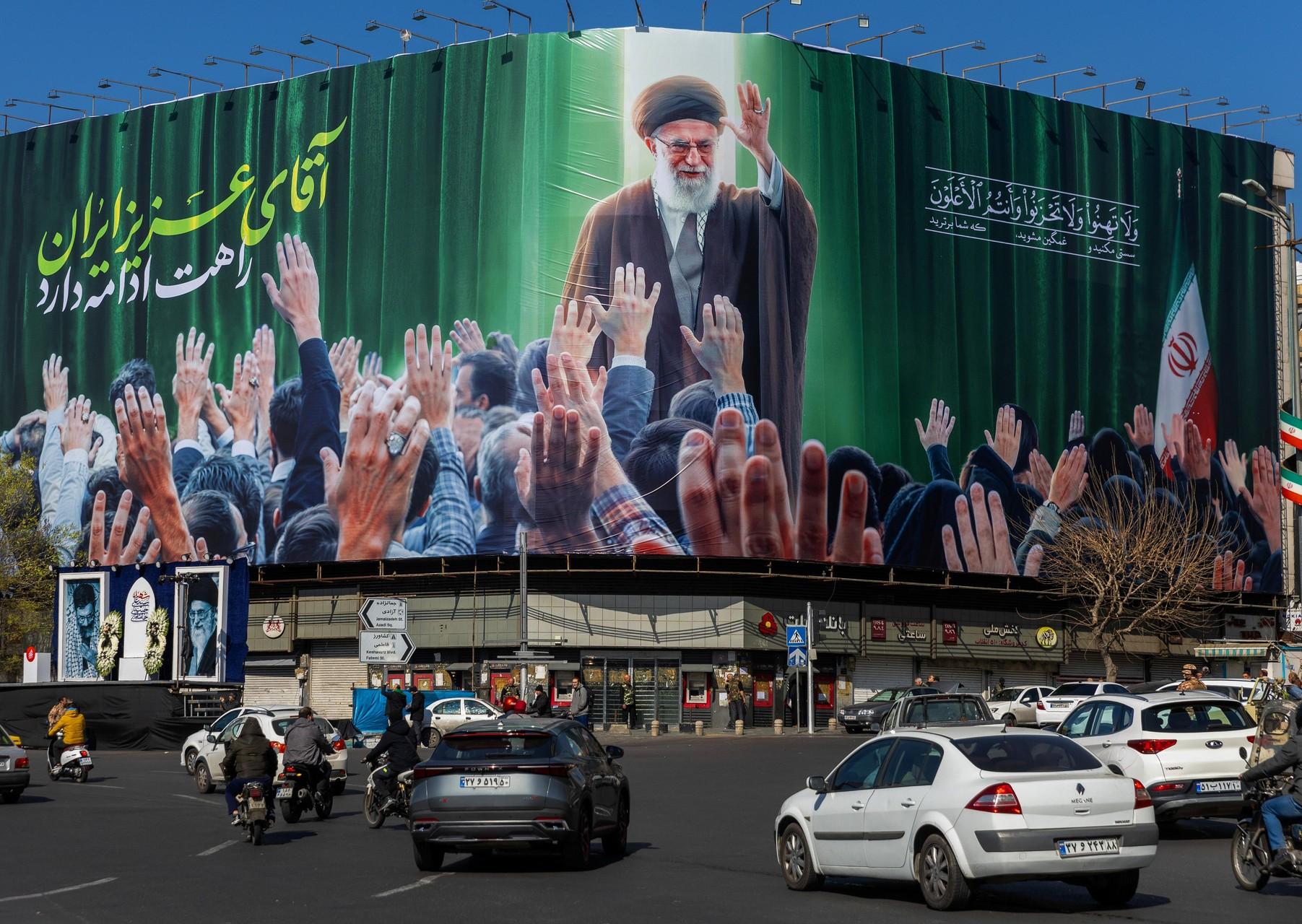 Билборд с портретом аятоллы Али Хаменеи в Тегеране