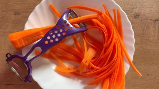 Этот рецепт салата из морковной ленты стал популярным в Сети — он заставит вас полюбить овощи