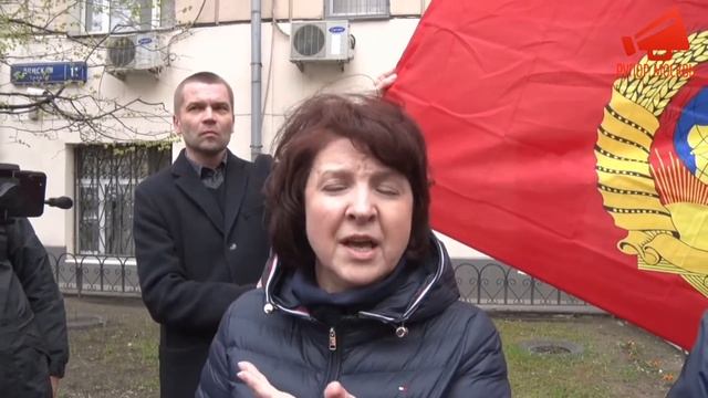 Прошедшая в Госдуму от КПРФ жена Платошкина Анжелика Глазкова требует изменить российский флаг