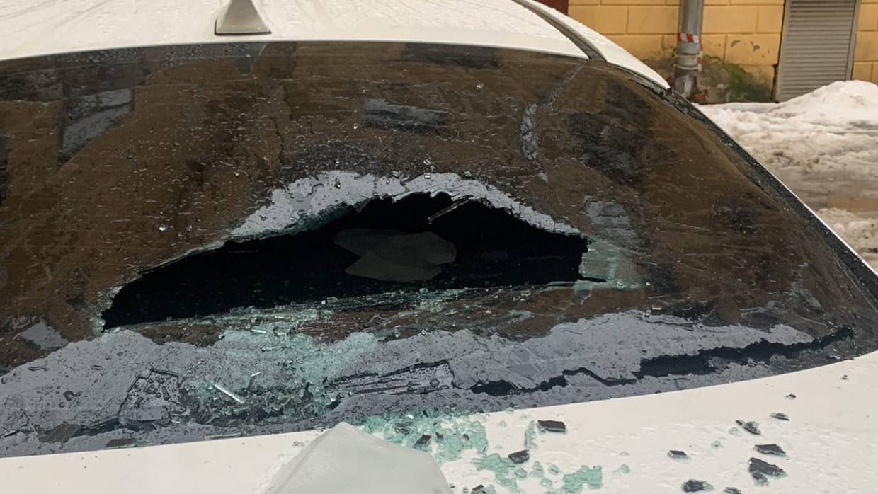 Глыба льда помяла крышу и выбила стекла у припаркованной машины на проспекте Ветеранов
