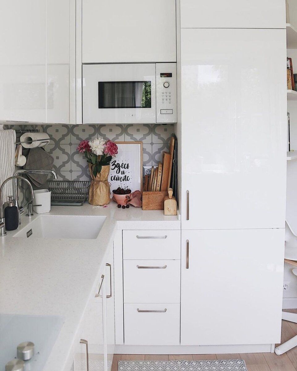Дизайнер преобразил маленькую кухню и увеличил пространство за счет белого цвета больших, планировка, холодильник, последовательность, приготовления, хранения, кухня, поставить, следует, стоит, более, всего, кухни, место, работает, места, сохранить, мойка, вторая, первый