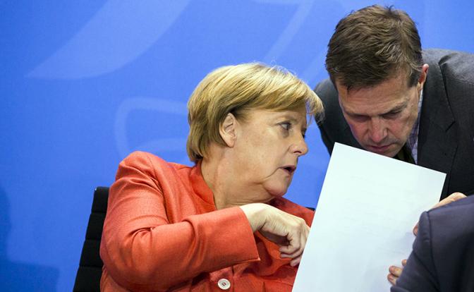 На фото: канцлер Германии Ангела Меркель беседует с председателем правительства Штеффеном Зейбертом