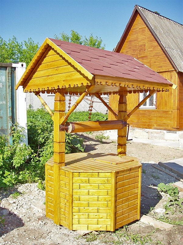 Колодезный домик над источником воды выполняет защитные и декоративные функции.-15