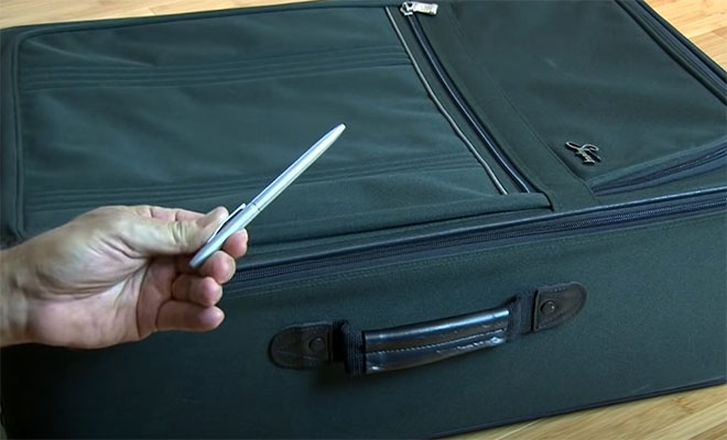 Работник аэропорта показал легкий способ открыть любой чемодан без ключа: видео