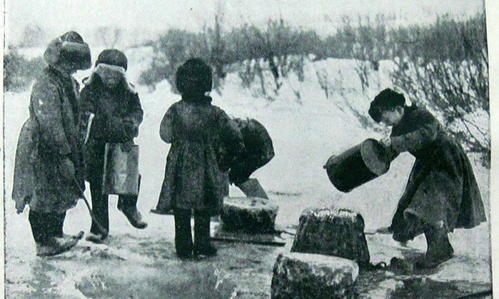 Около 2 6 лет назад. Крестьянские Деревенские дети зимой. Дети крестьян. Крестьянские дети в деревне. Детский крестьянский труд.
