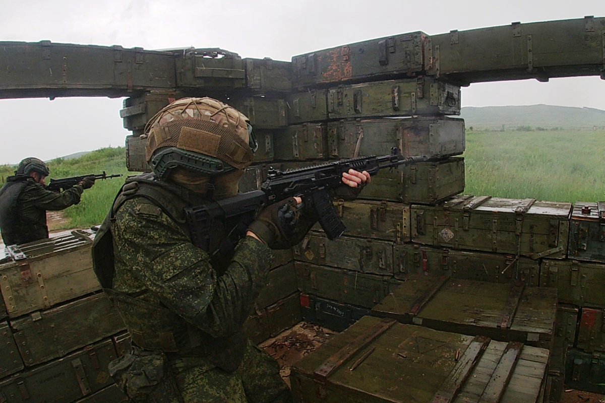 В Приморском крае военнослужащие Восточного военного округа в составе подразделений совершенствуют тактику действий в бою