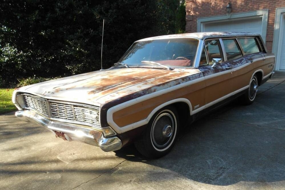 Универсал Ford Country Squire 1968 года, который вмещает десять человек