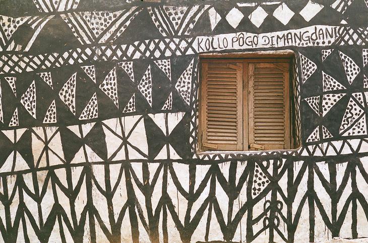 Тьебель: уникальная деревня, где каждый дом — настоящее произведение искусства деревня, Тьебель, БуркинаФасо, узорами, которая, глины, встал, изолированной, оставался, время, долгое, эксплуатации, избежать, традиции, сохранить, безопасности      Чтобы, соображений, сегодня, остальных, меньше