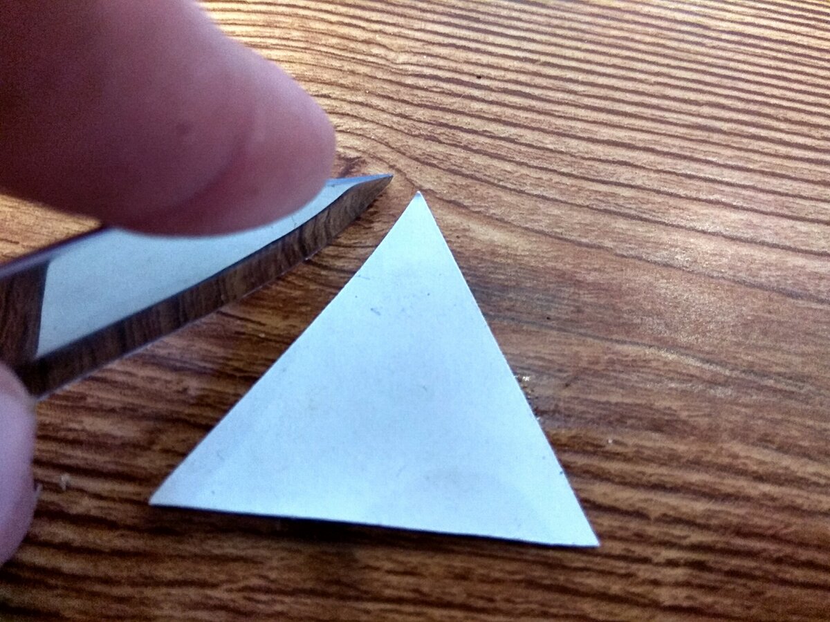 Как починить линолеум, если обрезков в запасе нет? Очень просто! треугольник, линолеум, когда, место, ножом, сваркой, проходим, холодной, линолеуме, равно, вырезаем, должно, рисунку, подходящее, гденибудь, найти, нужно, получитьсяТеперь, Правильно, отступив