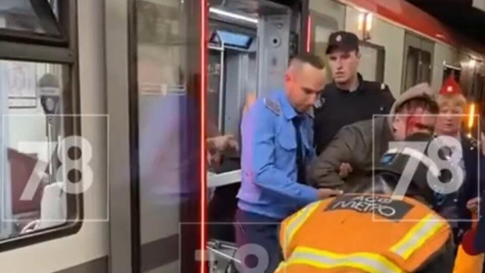 Подросток упал на пути в петербургском метро и сломал позвоночник