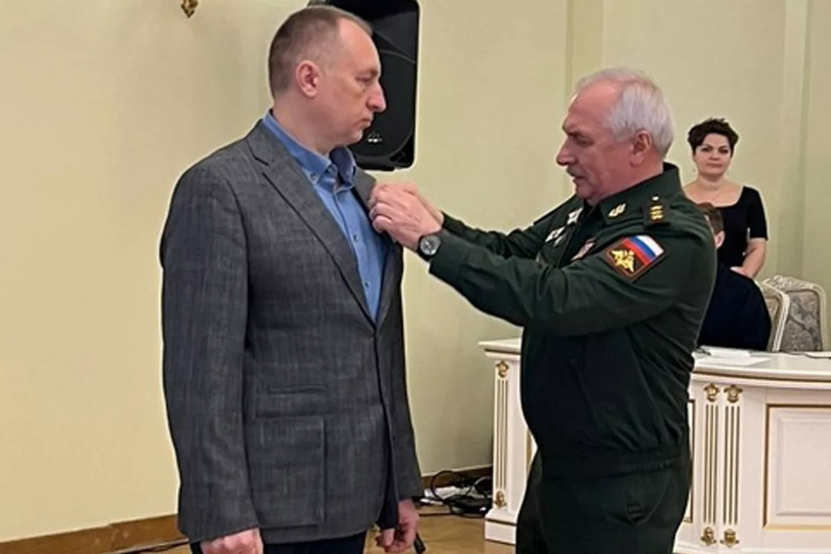 Заместитель министра обороны вручил медали писателям