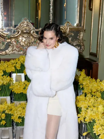 Алёна Ахмадуллина, Наташа Королёва и Алексей Жидковский на масленичных гуляньях 