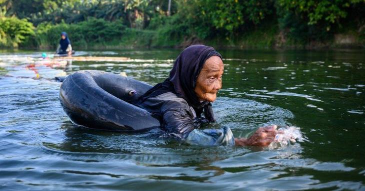 3 км вплавь преодолевают 80-летние старушки с Сулавеси, чтобы добыть питьевую воду супер
