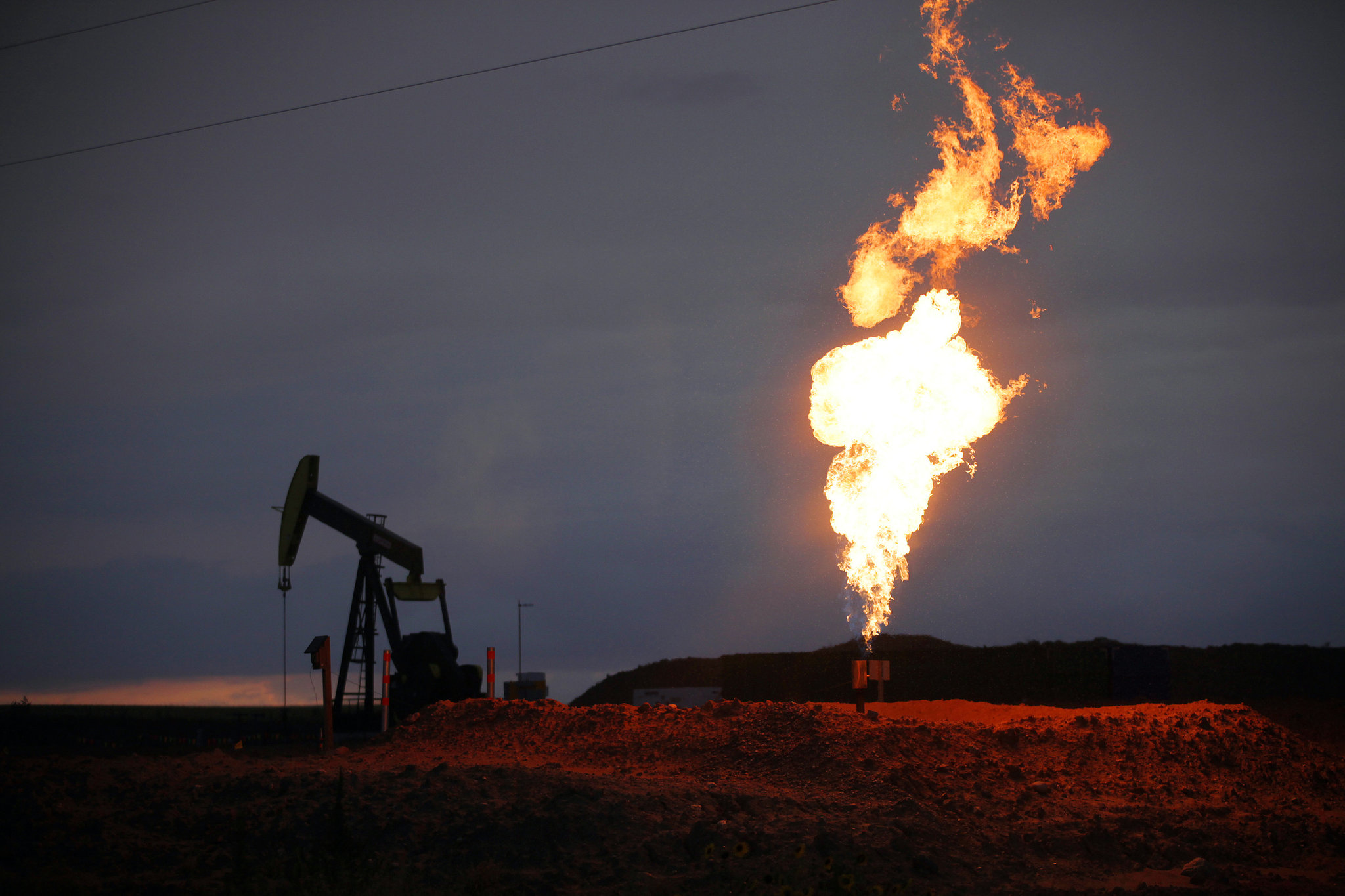 Сжигание проблем. Факел сжигания попутного газа. Попутный нефтяной ГАЗ. Добыча попутного нефтяного газа. Газовый факел на месторождении.