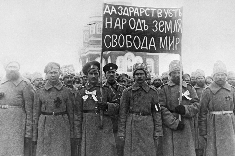 Лозунги Февраля так и остались всего лишь лозунгами: народ не увидел ни земли, ни свободы, ни мира. Фото: РИА Новости