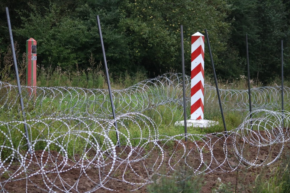 На границе между Белоруссией и Польшей исчезло почти 300 человек, их тела могут находиться...