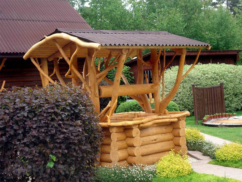 Крыша дома и&nbsp;навеса выполнены из одного материала