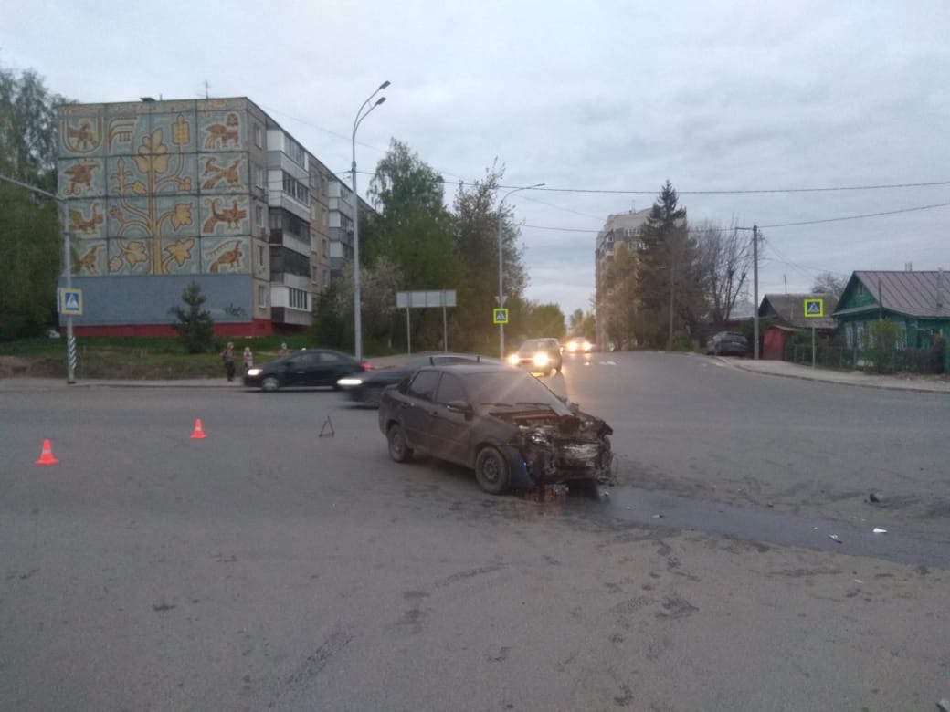 Во Владимире на Рпенском проезде столкнулись два легковых автомобиля