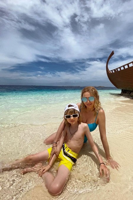 Старший сын с травмой, младший – дома: как Яна Рудковская и Евгений Плющенко отдыхают на Мальдивах Звезды,Звездные пары