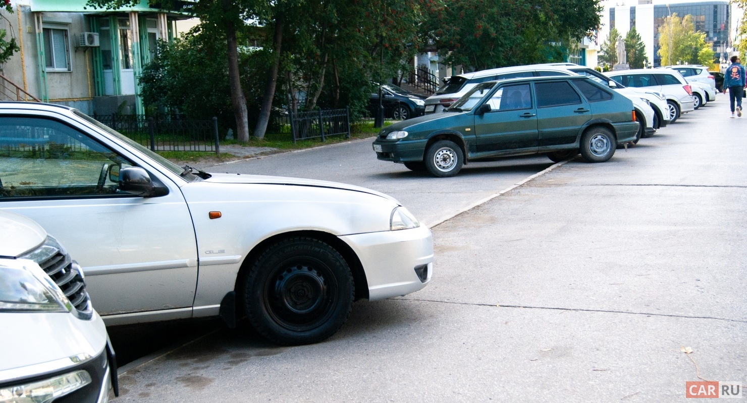 Новый ГОСТ разрешит парковать машины на тротуарах Автомобили