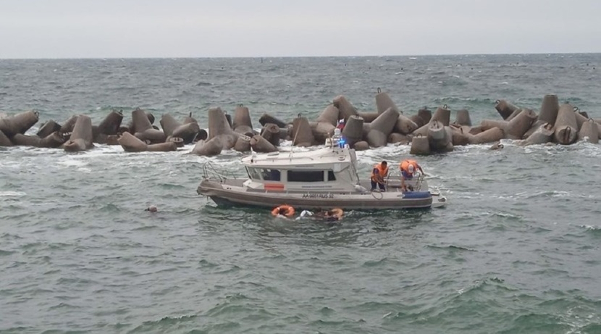 Прогулочный катер затонул в Севастопольской бухте во время шторма