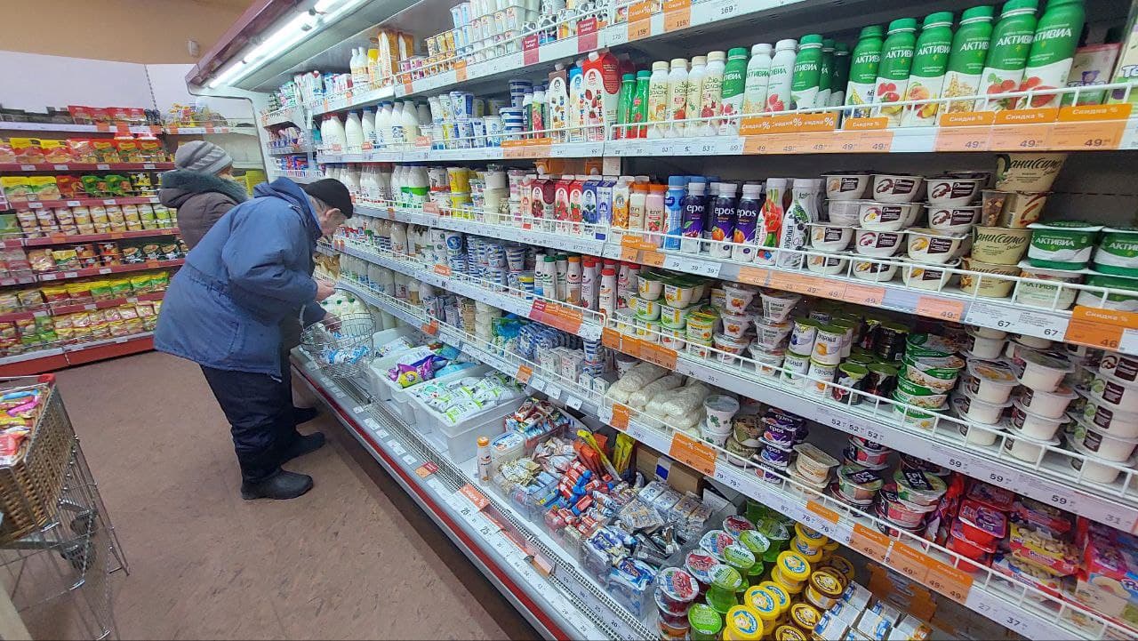 Силен товаров. Супермаркет продукты. Молоко в магазине. Продовольственные и непродовольственные товары. Много товаров.