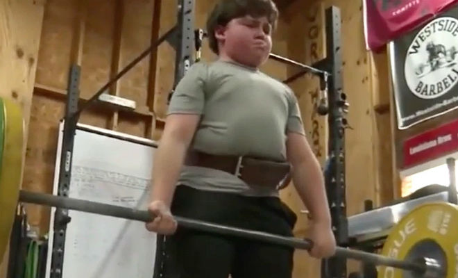 9-летний школьник жмет штангу: уже поднимает 2 своих веса