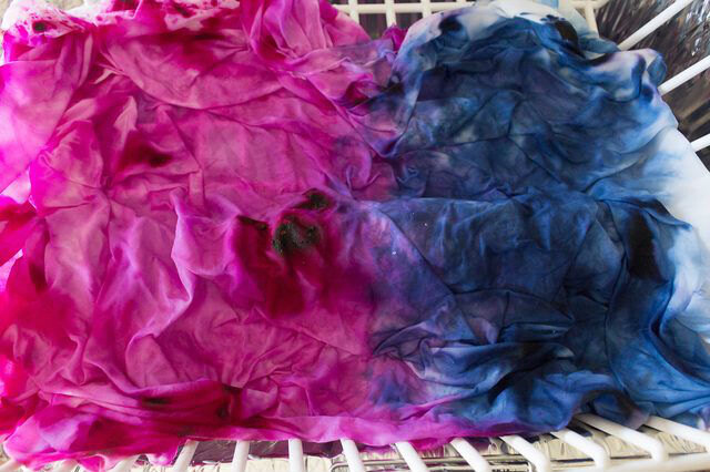 Акварельные подушки. Попробуйте необычную технику окрашивания ткани со льдом краски, ткань, растает, Способ, Помещение, цвета, насыщеннее, на ткани, краску, вы держите, дольше, проветриватьсяЧем, должно, 4Оставьте, растаять, примере, сочетанияхШаг, в любых, цветов, несколько
