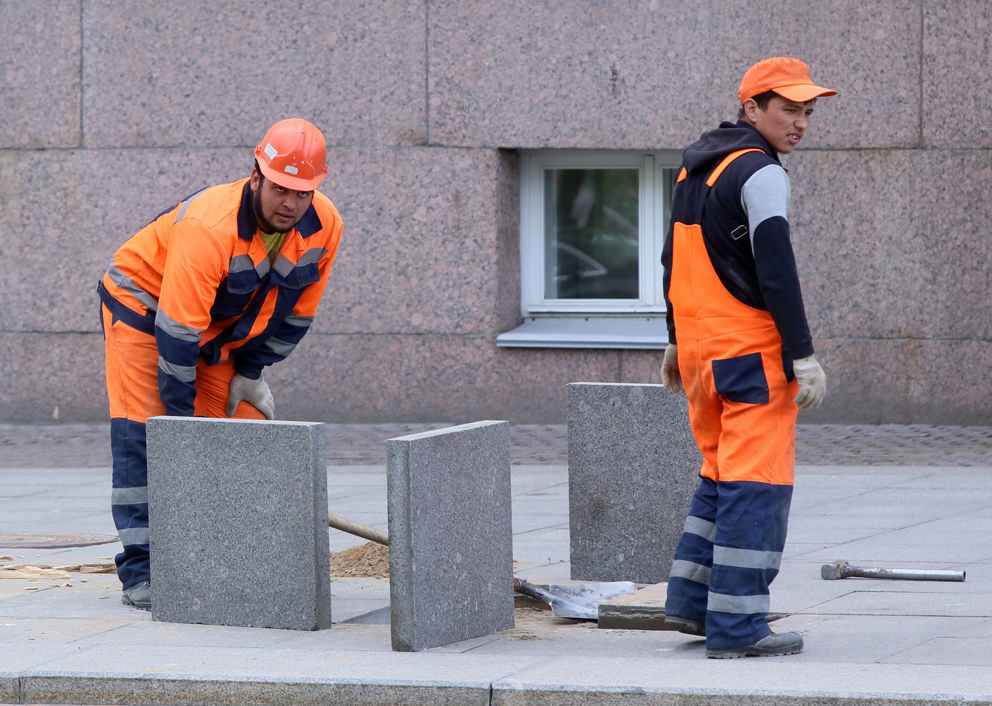 Ужесточение миграционной политики в россии последние новости. Трудовые мигранты в Москве. Мигранты строители. Гастарбайтеры в Москве. Гастарбайтеры на стройке.