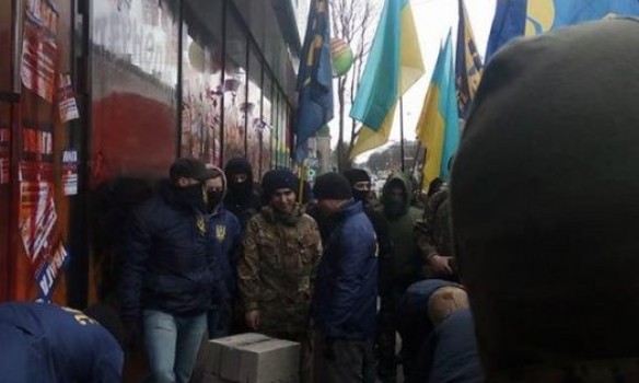 «Правосеки» напали на "Сбербанк" в Тернополе