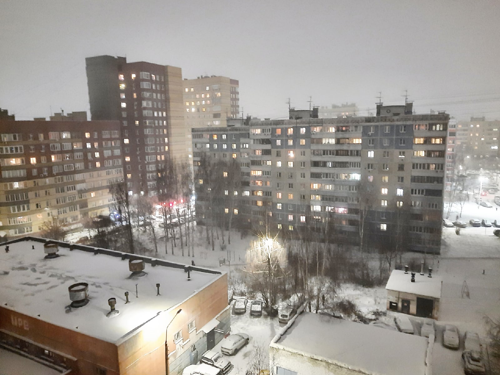 Вторичное жилье в нижнем новгороде. Нижний Новгород жилые районы. Многоэтажный дом сверху. Необычные многоэтажные дома. Нижегородская 10.