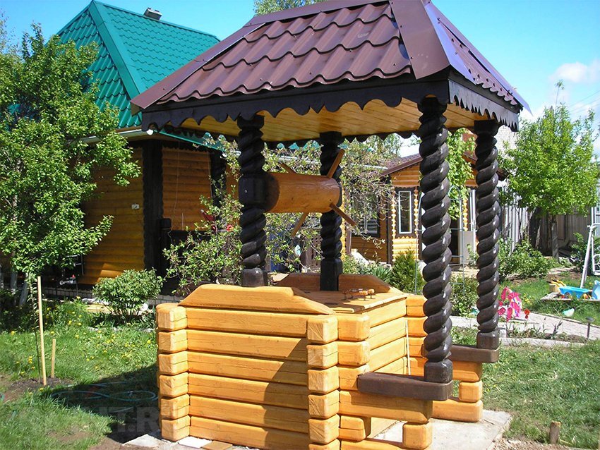 Колодезный домик над источником воды выполняет защитные и декоративные функции.-16